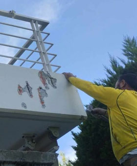 Εργασίες:Επιδιωρθωση εμφανων μπετων σε μπαλκονι